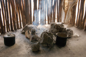 Feuerstelle in einer Maya-Hütte