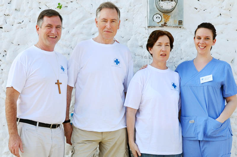 Bennet Tierney, Michael Tierney, Maeve Kirwan, Laura Kirwan Pater Bennet Tierney hat Medical Mission Network 2005 gemeinsam mit einigen Ärzten gegründet. Sein Bruder Michael Tierney war bei fast allen Einsätzen dabei. Er verwaltet die Apotheke. Zum zweiten Mal unterstützt ihn dabei dieses Jahr Maeve Kirwan – die Schwester der beiden. Ebenfalls zum zweiten Mal ist Maeves Tochter Dr. Laura Kirwan im Team: Sie ist Zahnärztin.