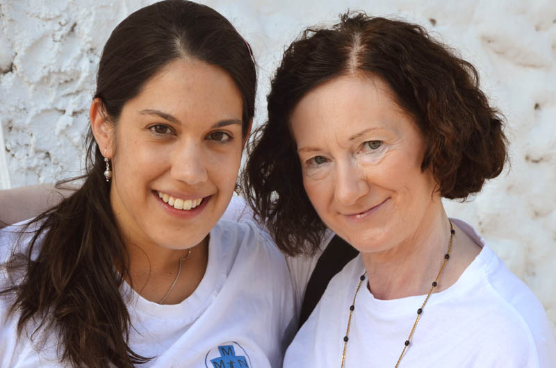 Dr. Shanti Lokhande hat 2010 zum ersten Mal an einer Medical Mission teilgenommen. Diesmal ist auch ihre Mutter Dr. Paulette Durbach-Lokhande mitgekommen. Beide sind Ärztinnen.