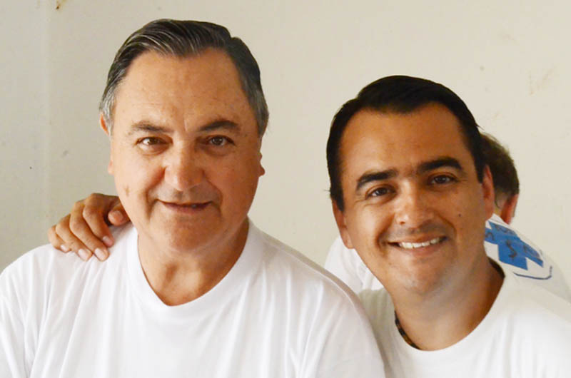 Cesar Delgado, Juan Vicente Delgado Cesar Delgado ist wiederum ein enger Freund von Dr. Carlos Martinez Rocha. 2011 hat er uns zum ersten Mal bei der Verwaltung der Apotheke unterstützt. Sein Sohn Juan Vicente Delgado hat ihn begleitet. Dieses Jahr sind beide wieder dabei.