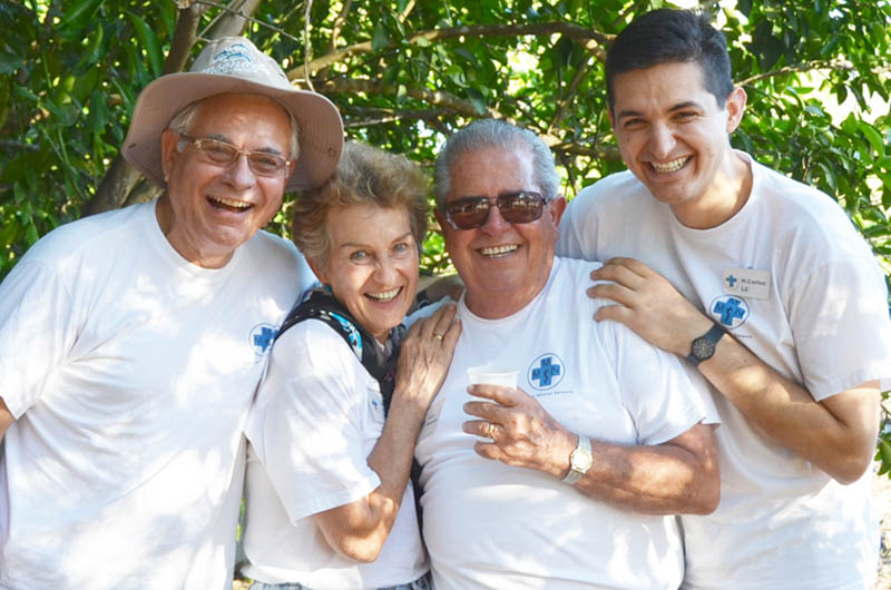 Carlos Martinez Rocha, Isabel Teuscher Kruger, Cesar Fernandez, Carlos Martinez Teuscher Bruder Carlos Martinez Teuscher kennt Pater Bennet aus Deutschland. Er erzählte seinem Vater, Dr. Carlos Martinez Rocha, von den Medical Missions: Der Allgemeinarzt begleitete uns 2011 zum ersten Mal. Dieses Jahr sind beide dabei – Carlos junior unterstützt uns als Kameramann. Kurzfristig ist noch seine Tante Isabel Teuscher Kruger dazugestoßen. Da sie fließend Deutsch spricht, haben wir auf diese Weise eine Übersetzerin dazugewonnen. Ihr Mann Cesar Fernandez hilft bei der Organisation.