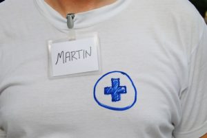 Wenn die T-Shirts alle in der Wäsche sind, muss man improvisieren: Martin hat selbst ein weißes T-Shirt bemalt.