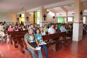 Die Patienten warteten in der Kirche.