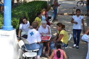 In Kantunilkin, zwei Stunden von Playa del Carmen entfernt, arbeiteten wir in einer Grundschule. Es gab nicht genug Räume für die Ärzte, also haben einige ihren Arbeitsplatz nach draußen verlagert.