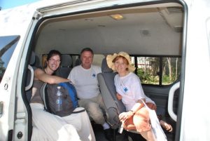 Linda Pass, Pater Bennet Tierney und Dr. Beate Rossmanith. Beate ist erst am Sonntag angereist, um bei der zweiten Medical Mission teilzunehmen. 