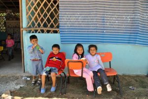 Die Kinder freuen sich: sie haben schulfrei, weil wir in der Schule arbeiten.