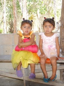 Die Zwillinge warteten mit ihrer Mutter lange, bis einer der Ärzte Zeit für sie hatte. Denn es herrschte viel Andrang in El Porvenir.