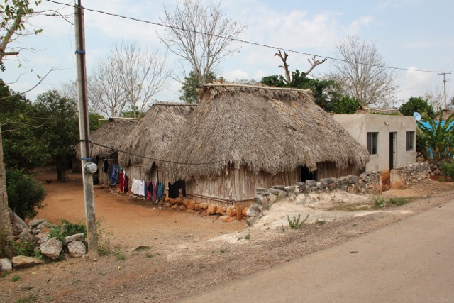 Sacalaca. Die meisten Menschen leben hier in traditionellen Mayahütten. Einige haben neue Häuser. Diese sehen zwar modern aus, passen aber nicht so gut zu den klimatischen Verhältnissen: Im Inneren staut sich die Hitze.