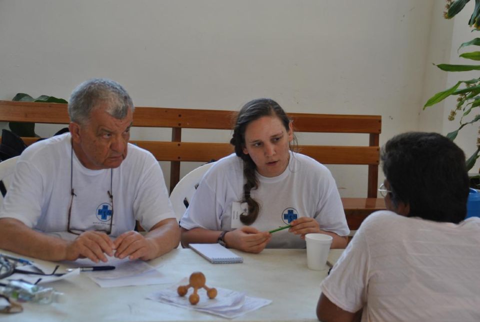 Dr. Gerhard Klein und Johanna Gonzalez im Gespräch mit einem Patienten