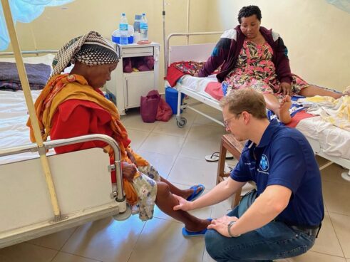 Arzt untersucht Patienten in Tansania